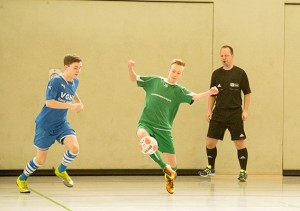 Technisch hochwertigen Futsal zeigt hier der Alfelder Spieler vor den wachsamen Augen von Schiedsrichter Marcus Schierbaum
