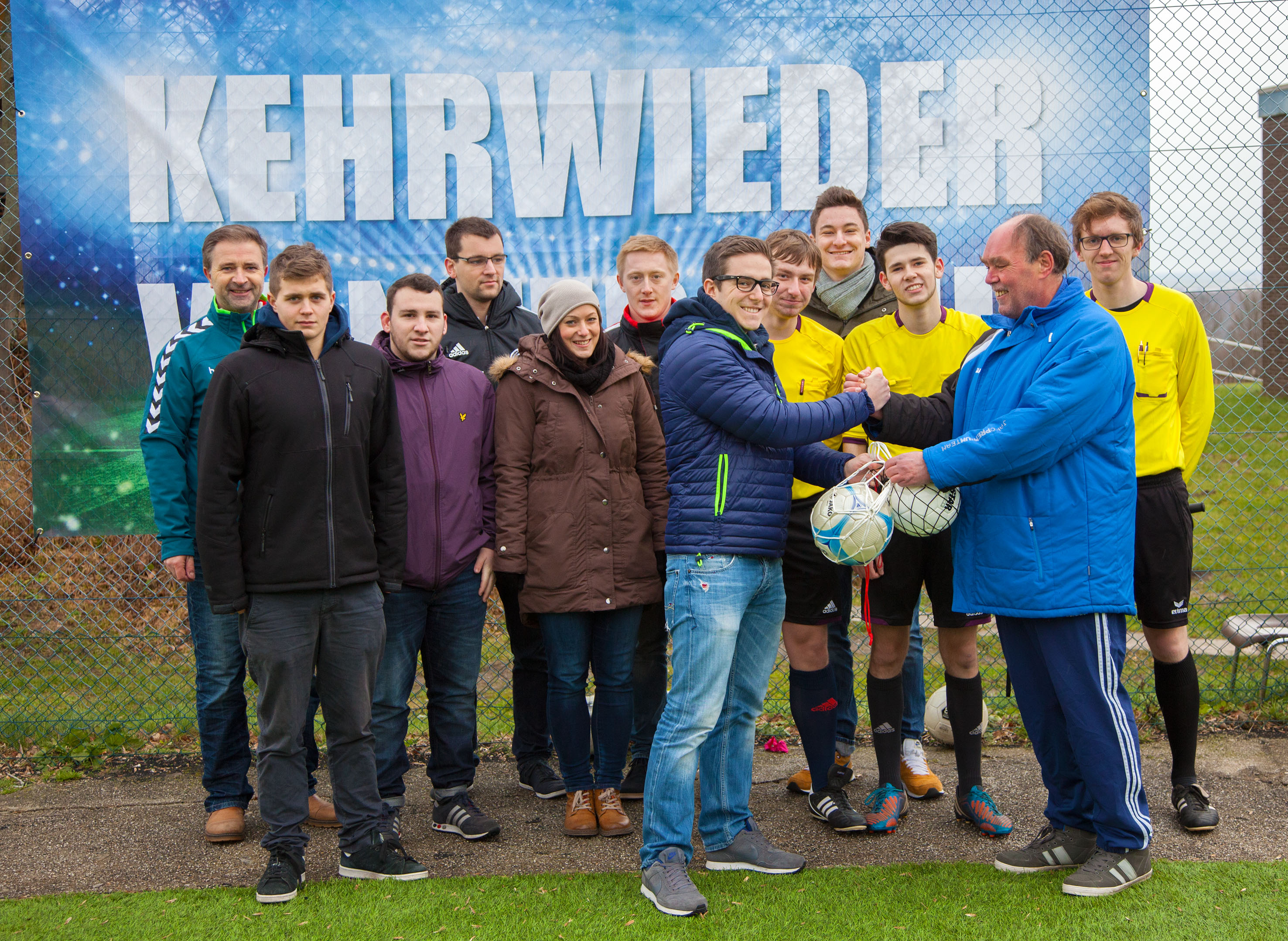 v.l.n.r. Marcin Kuczera, Julian Eberhardt, Leon Böker, Lennart Wicke, Nicole Richter, Timo Sudholt, Giulio Oks, Jan-Patrick Krumfuß, Maximilian Doetsch, Timo Heinz, Uwe Kloth (Neuhof) und Benjamin Zink
