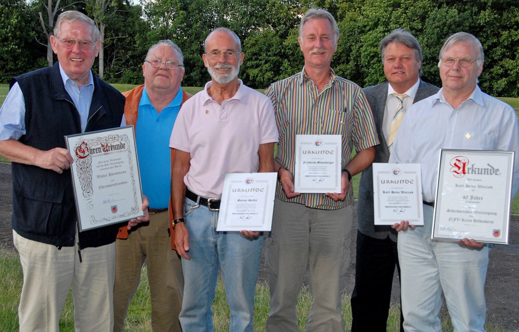 Foto: Neumann Ehrungen bei der außerordentlichen Jahresversammlung der Hildesheimer Schiedsrichtervereinigung. Von links: Walter Horstmann, Wilhelm König, Gernot Seiler, Friedel Münzberger, Walter Klußmann, Karl-Heinz Warczok.