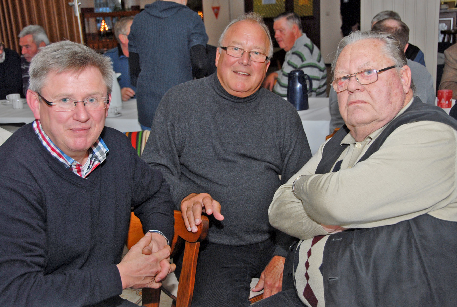 Angeregt hatten Detlef Winter, Wolf-Günter Wiesel und Wilhelm König (von links) bei ihrem Gespräch „König Fußball“ auf´s Korn genommen.