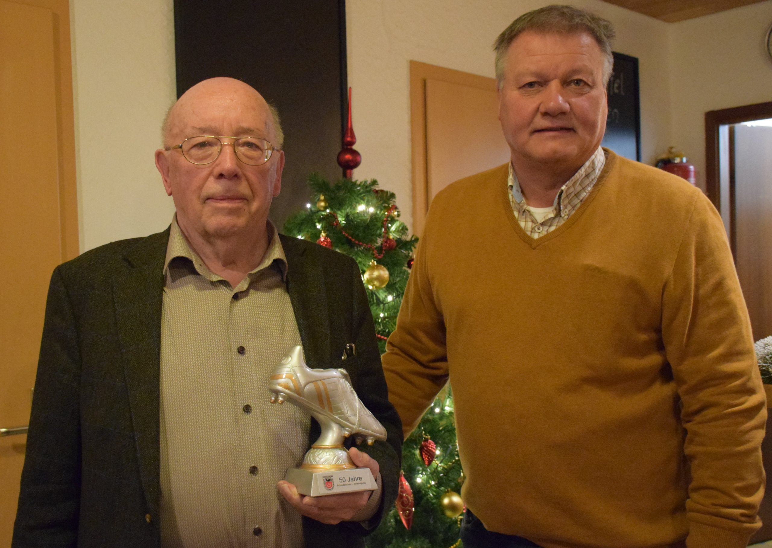 Heinrich Jörren mit dem silbernen Schuh der Schiedsrichtervereinigung für 50 Jahre Mitgliedschaft, Walter Klußmann