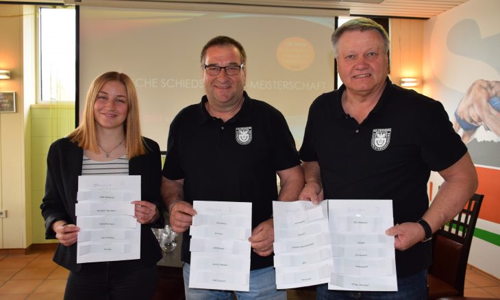 Anastasija Bykanov als Los-Fee mit dem Orga-Team der SR-Vereinigung Hildesheim, Michael Ziegler und Walter Klußmann
