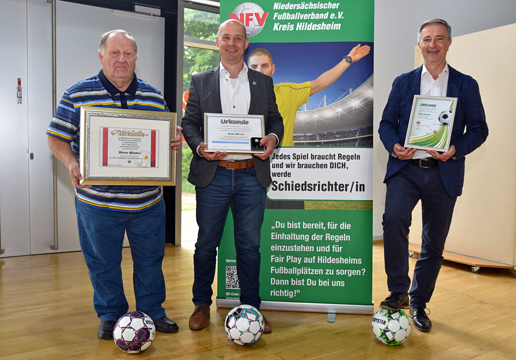 Ehrungen für verdiente Schiedsrichter: Werner Münstedt, Sven Metze und Marcin Kuczera.