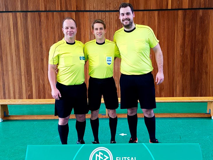 Marcus Schierbaum (Tus Hasede) und Florian Deckwert (VfB Oedelum) nehmen beim Landesauswahlturnier 2018 in Duisburg den Schweizer FIFA-SR Marco Rothenfluh in ihre Mitte.