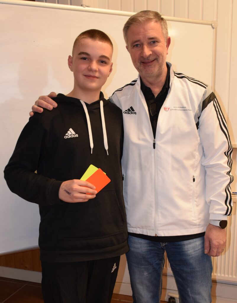 Noel Elberfeld (SC Itzum) mit dem KSO Marcin Kuczera (VfL Nordstemmen)