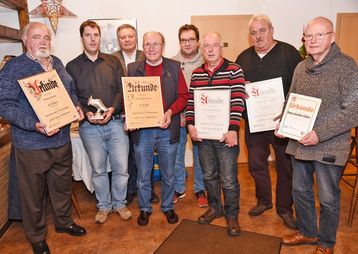 Die Schiedsrichter-Vereinigung ehrte die treuen Mitglieder Ludwig Hahne, Bernhard Sydow, Georg Willenbücher, Manfred Beisenherz, Hans-Joachim Gäbler (von links); Dahinter die Vorstandsmitglieder: Andreas Wiese, Walter Klußmann, Michael Ziegler (von links).