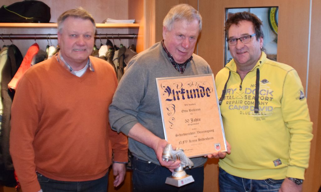 Walter Klußmann und Michael Ziegler (rechts) ehren Otto Behrens für 50-jährige Mitgliedschaft in der SR-Vereinigung.